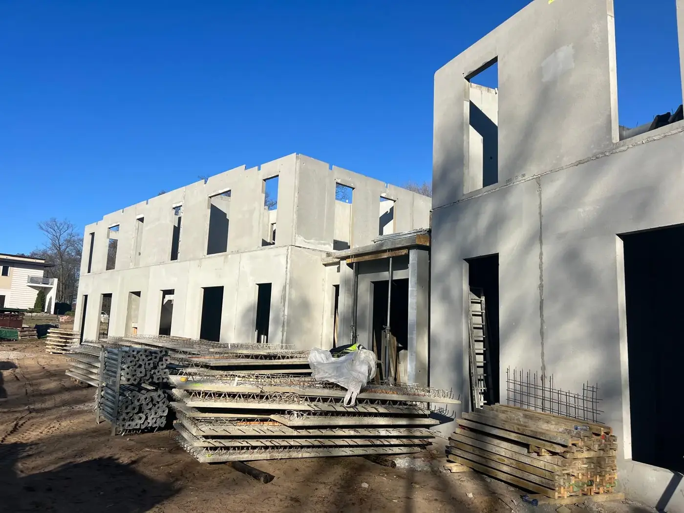 Prefab element assembly during the long weekend