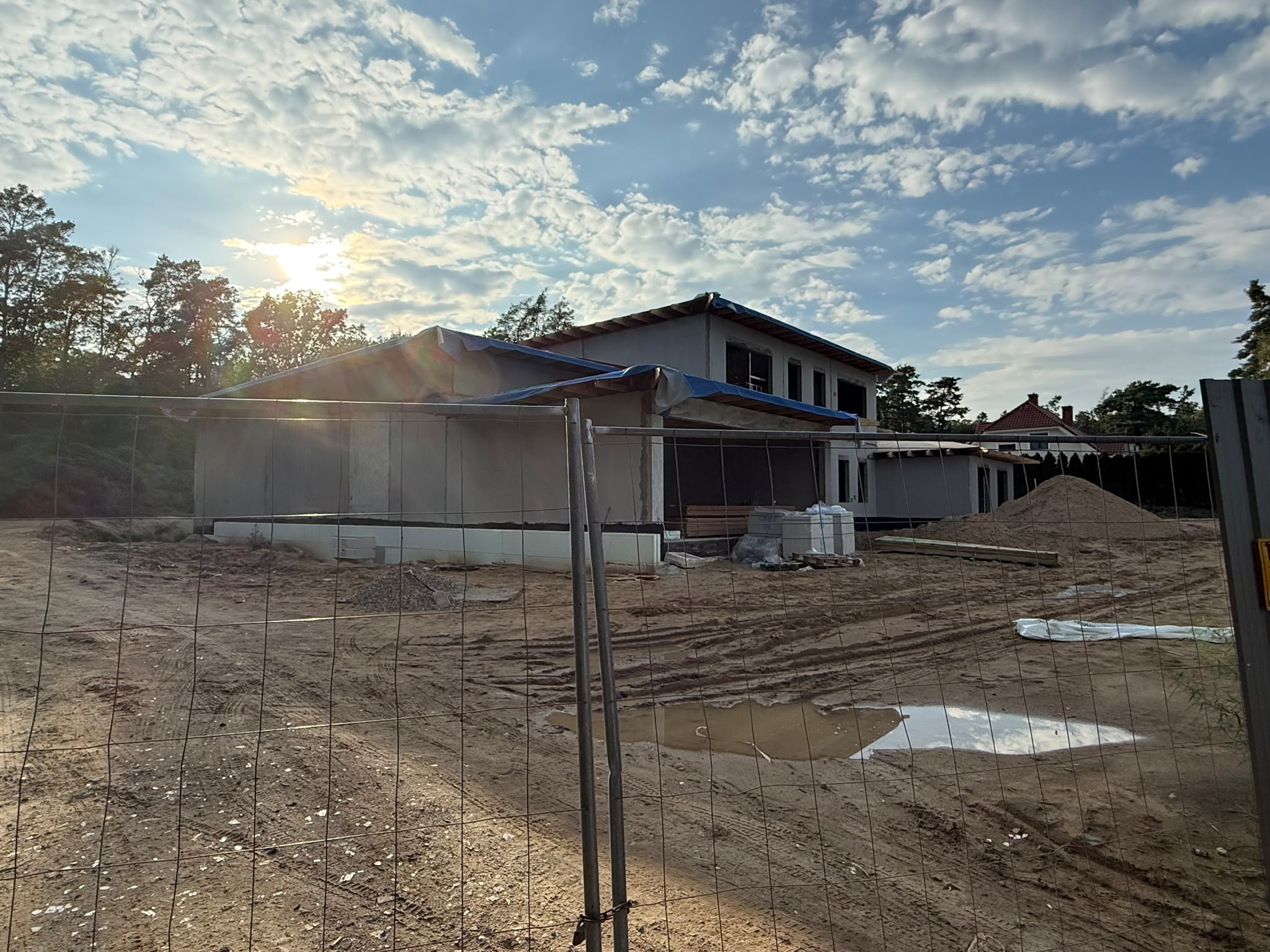 House in Słubice — from prefabricated basement to roofed state